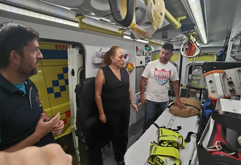 Astrid Pérez en el interior de una de las ambulancias de Emerlan.