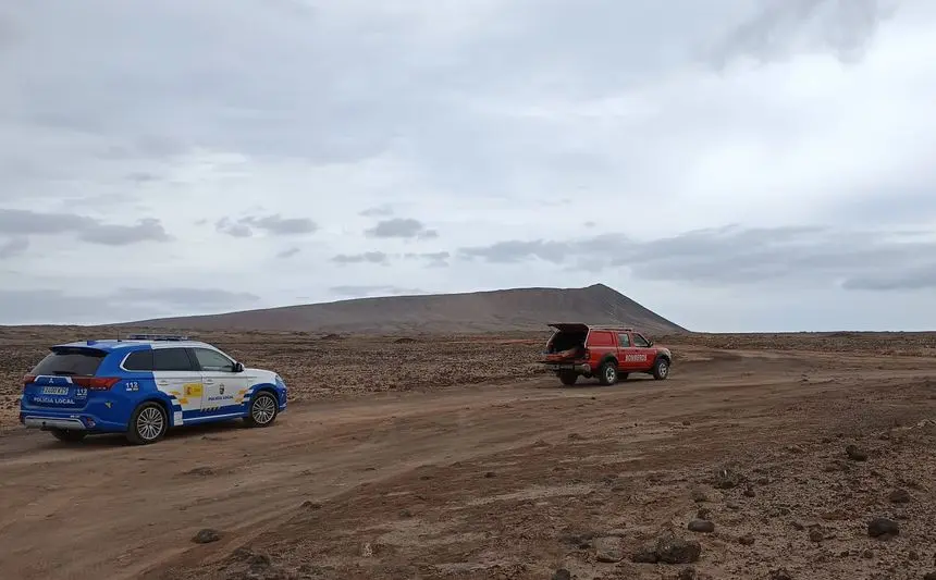 Momento de la llegada de la Policía Local y de los bomberos a la zona.