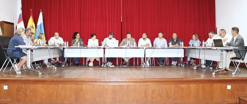 Imagen de un pleno en el Ayuntamiento de Yaiza.