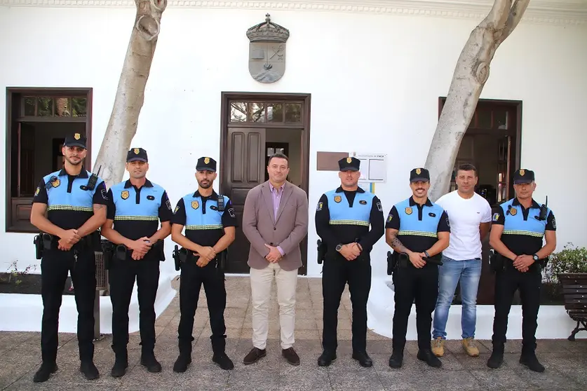 Alcalde de Yaiza junto al oficial jefe de la Policía Local, los cuatro agentes presentados y dos policías más forman parte de la plantilla.