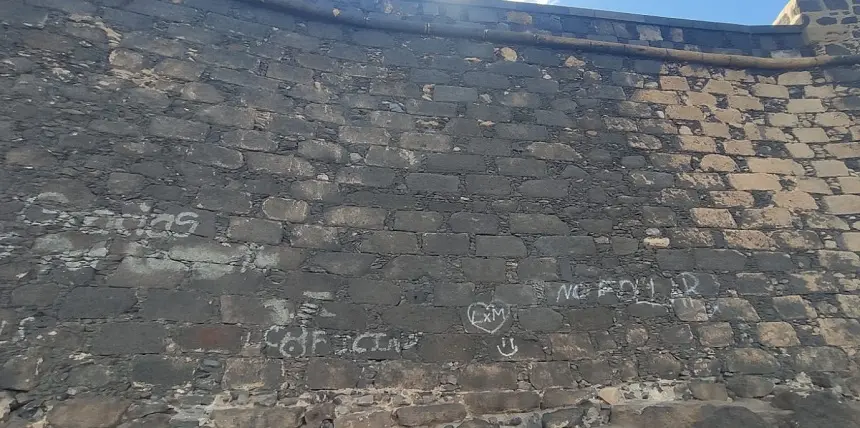 Imagen de las pintadas en una de las fachadas del Castillo.