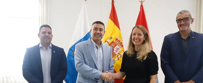 Firma del contrato de la residencia de mayores.