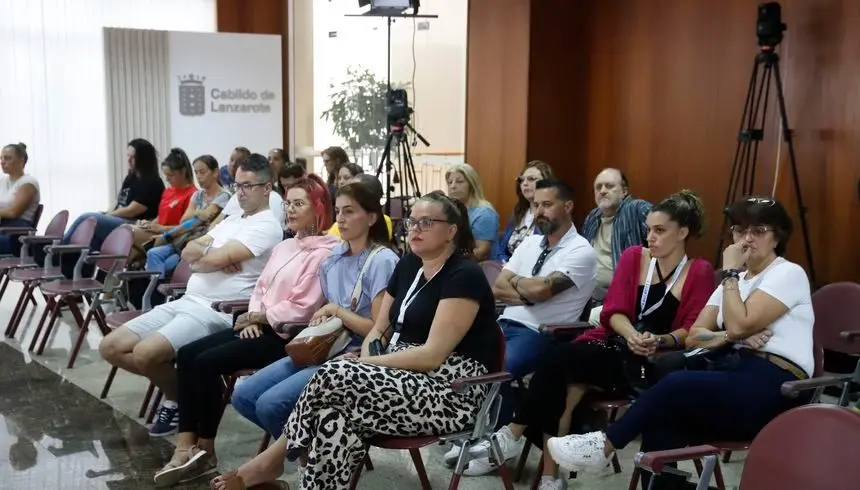 La gente que acudió para seguir este importante asunto.
