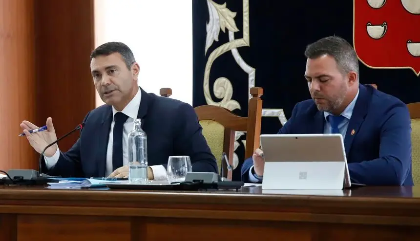 El presidente y el vicepresidente del Cabildo durante el pleno de este viernes
