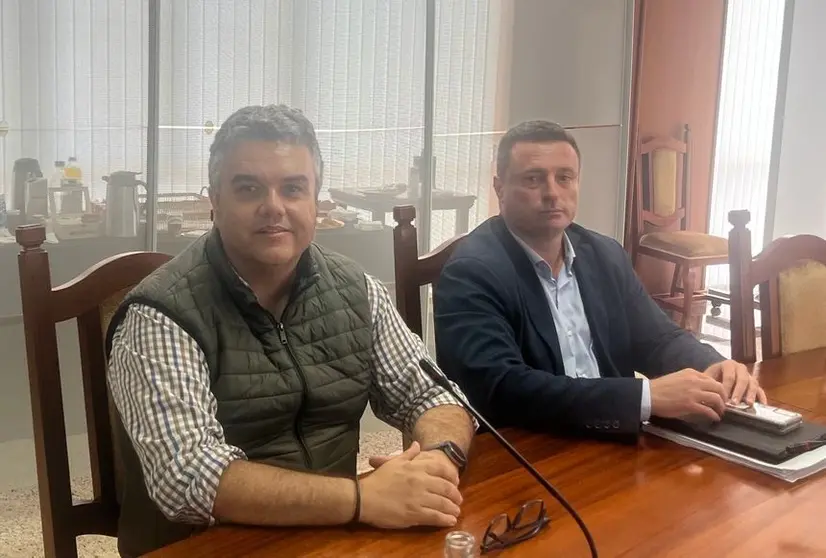Armando Santana este viernes sentado en el pleno al lado de Óscar Noda