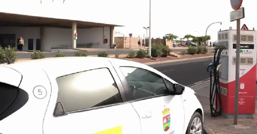 Imagen de un vehículo municipal en un punto de recarga. 