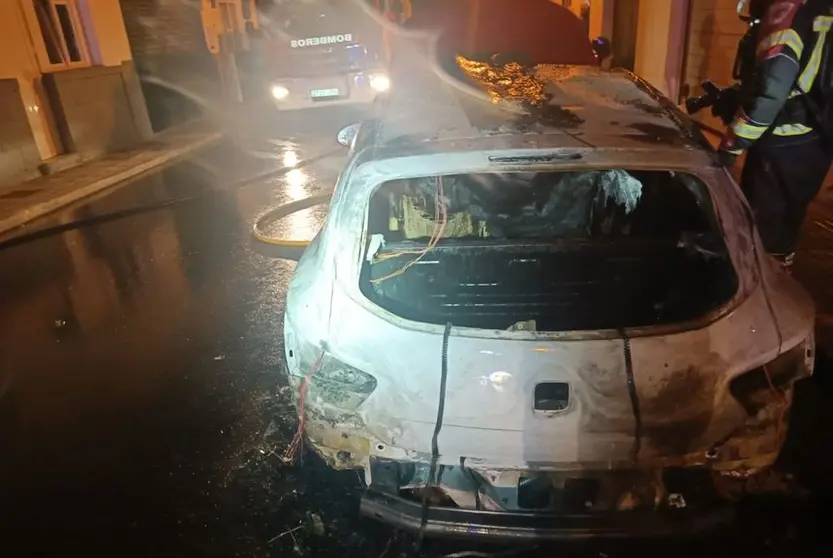 Así quedó el vehículo tras la actuación de los bomberos