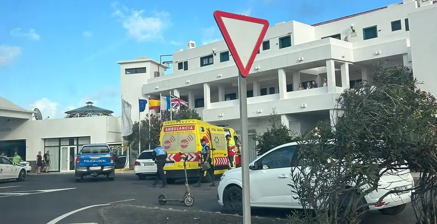 Momento de la actuación de la Policía Local y de los trabajadores del SUC