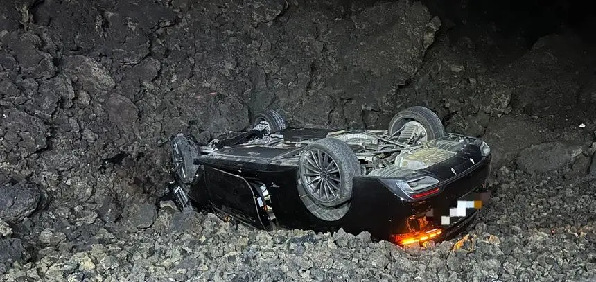 Imagen de cómo quedó el vehículo tras el vuelco