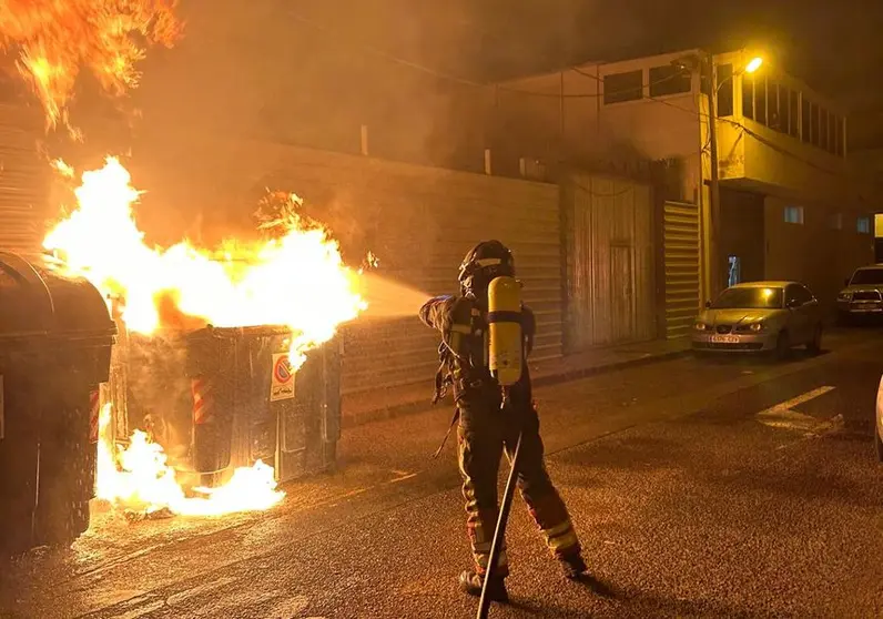 Uno de los bomberos que intervino empleándose a fondo en la extinción del fuego