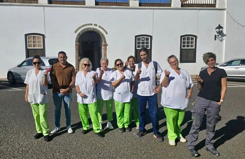 Yoné Caraballo con el personal de limpieza del Ayutamiento de Teguise (1)