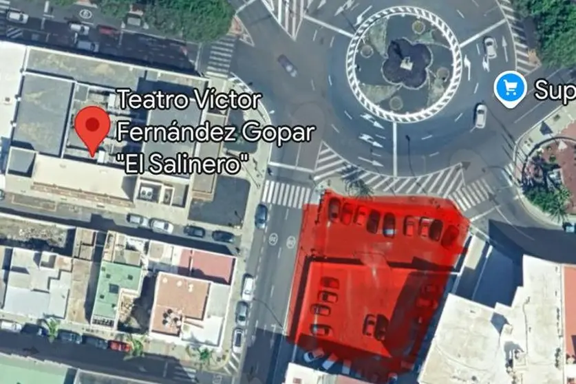 Señalizado en rojo la zona donde VOX dice que hay un solar propiedad del Cabildo que se está usando como aparcamiento particular.