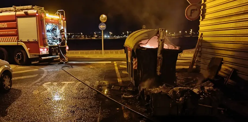 Bomberos participando en la extinción de un contenedor.