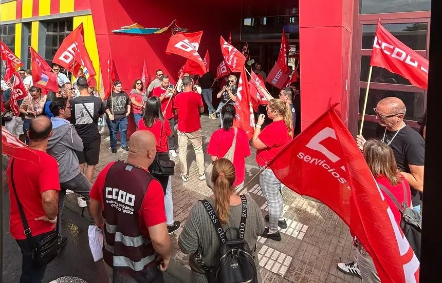 Manifestantes en la estación de guaguas de Lanzarote.