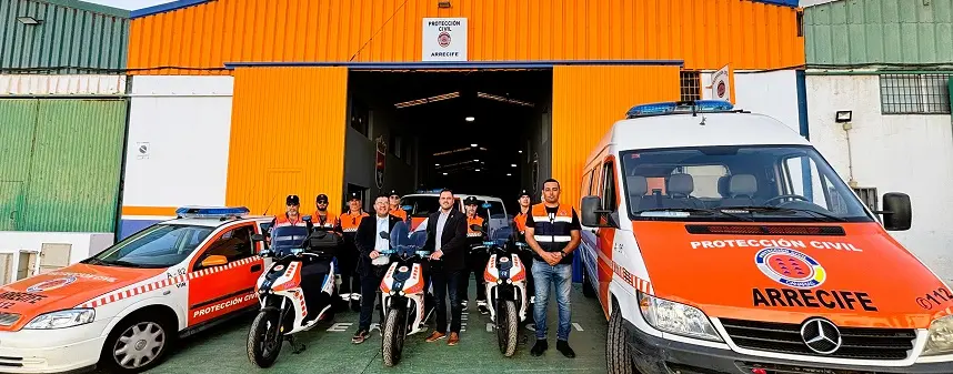 El alcalde de Arrecife, Yonathan de León, y el concejal de Seguridad y Emergencias, Kevin Cortés, con las nuevas motocicletas, y anuncian nueva licitación de vehículos 