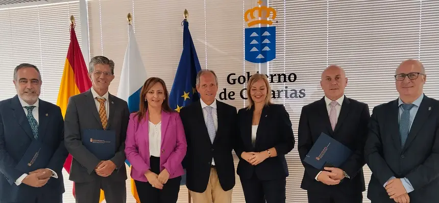 Representantes de los colegios de abogados junto a la consejera de Justicia del Gobierno de Canarias.