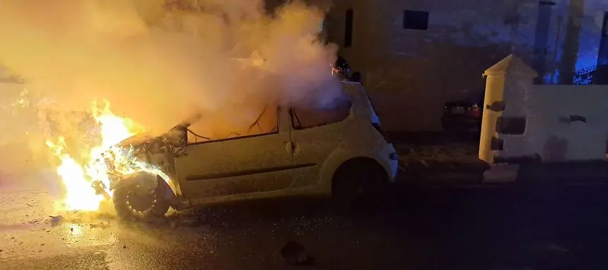 Imagen del vehículo en el momento en el que actuaron los bomberos