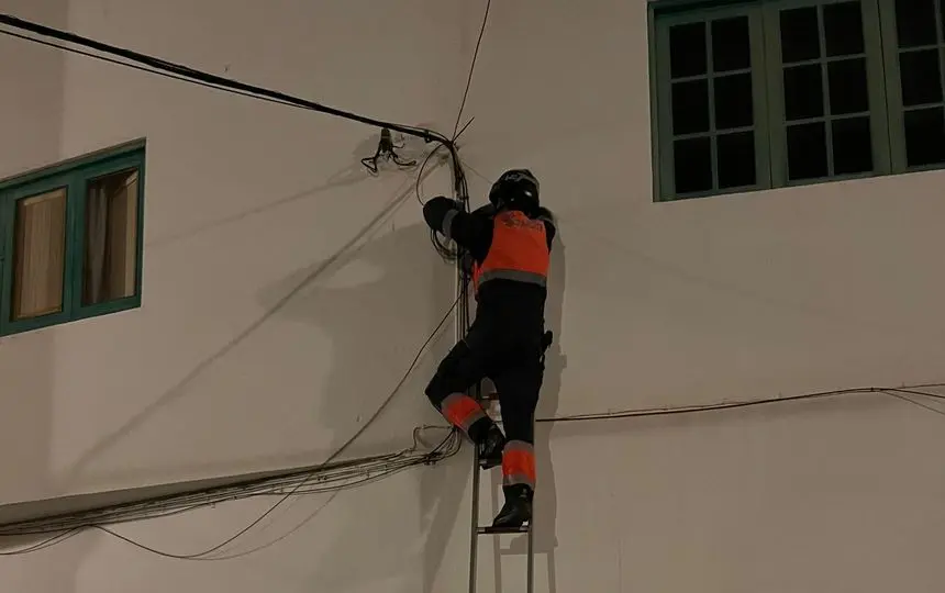 Momento en el que el bombero termina de colocar el cable