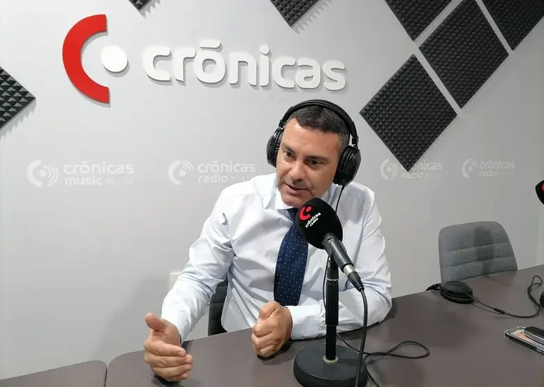 Oswaldo Betancort en el estudio de Crónicas Radio