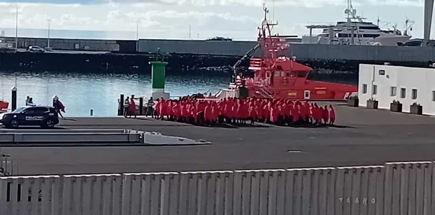 Inmigrantes rescatados por Salvamento Marítimo en el muelle de Puerto Naos.