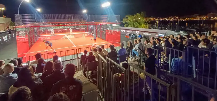 Imagen de las gradas instaladas en la Marina de Arrecife totalmente llenas