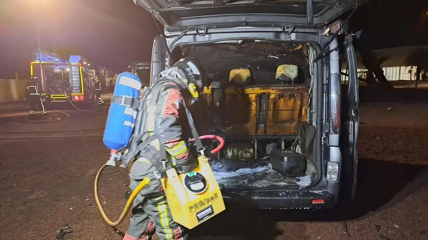 Momento en el que los bomberos tenían controlado el incendio del primer vehículo