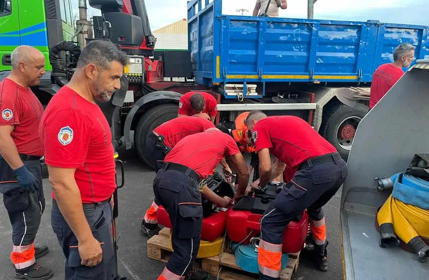 Los bomberos este fin de semana colaborando en la carga del material