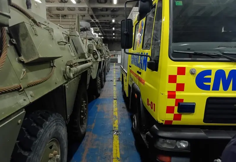 Camión de Emerlan con los vehículos militares dentro del barco