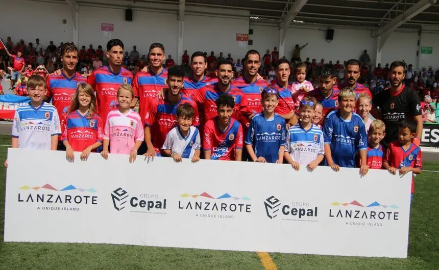 Imagen del equipo con sus aficionados antes del arranque del encuentro