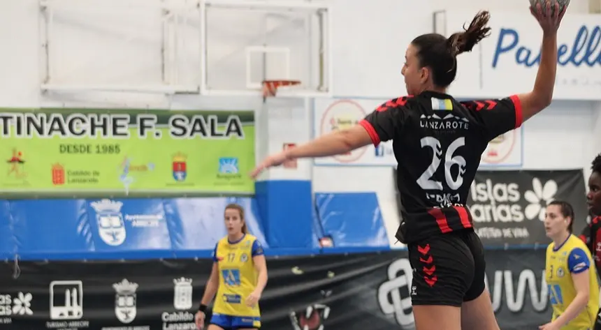 Thais Fermo realizando un lanzamiento.