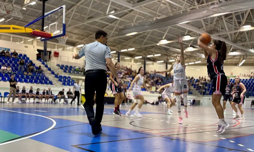 Jugadora del Magec Tías lanzando un triple ante la defensa del Lleida.