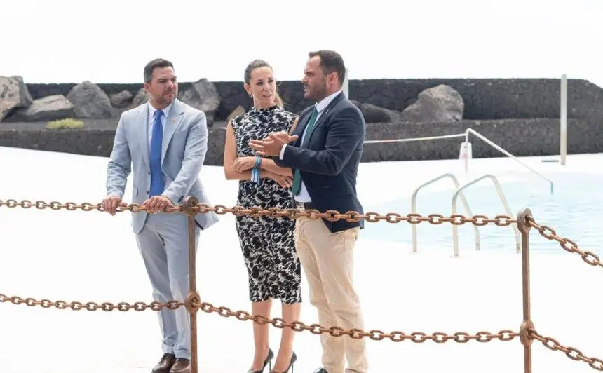El alcalde de Arrecife con el vicepresidente del Cabildo y la consejera de Turismo del Gobierno de Canarias.