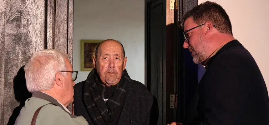 El alcalde de San Bartolomé con el nuevo cronista oficial.
