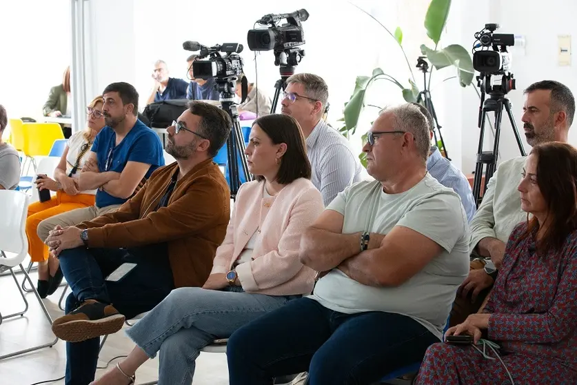 Migdalia Machín en la sede de CC junto a sus compañeros de partido.