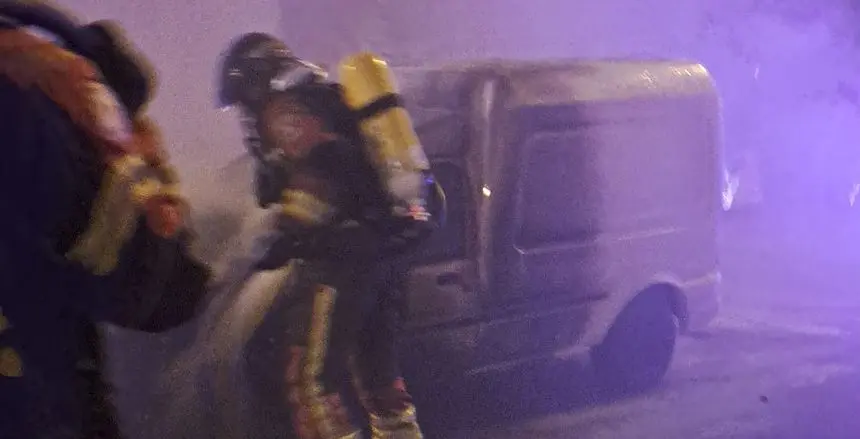 Los bomberos sofocan el fuego del coche incendiado en Arrecife.