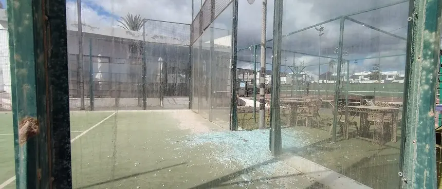 Imagen del lamentable estado en el que se encuentran las instalaciones de pádel del municipio.