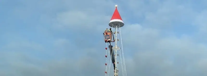 Imagen de los trabajadores subidos en una grúa a una gran altura.