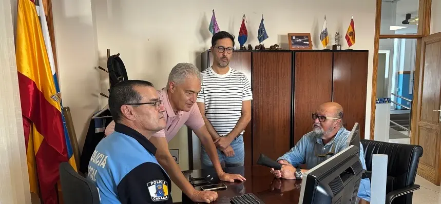 José Juan Cruz, Tomás Silvera, Nicolás Saavedra junto a un Policía Local.
