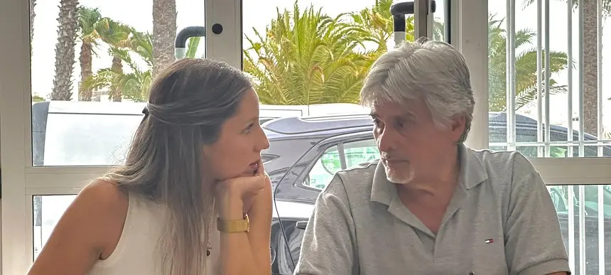 Sheila Guillén conversa con Servando Pérez durante una ejecutiva insular.