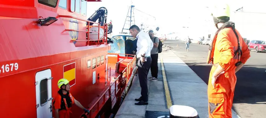 El presidente del Cabildo este martes preocupándose por la situación de los trabajadores de Salvamento Marítimo