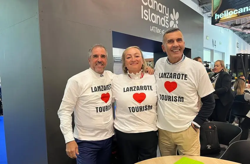 Imagen de este martes en Londres de las personas que exhibieron orgullosas las ya famosas camisetas.