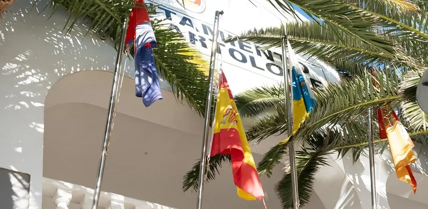 Bandera de España a media hasta en el Ayuntameinto de San bartolomé por las víctimas de la Dana.