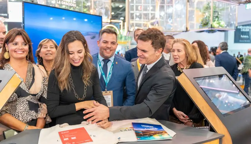 El consejero delegado de la Sociedad de Promoción Exterior, Héctor Fernández, con otros representantes del sector turístico de Canarias en la WTM.