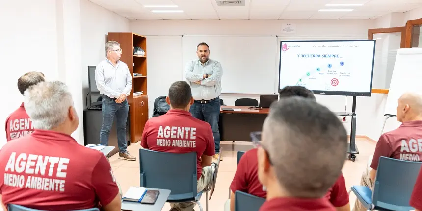 El consejero Samuel Martin con agentes medioambientales.