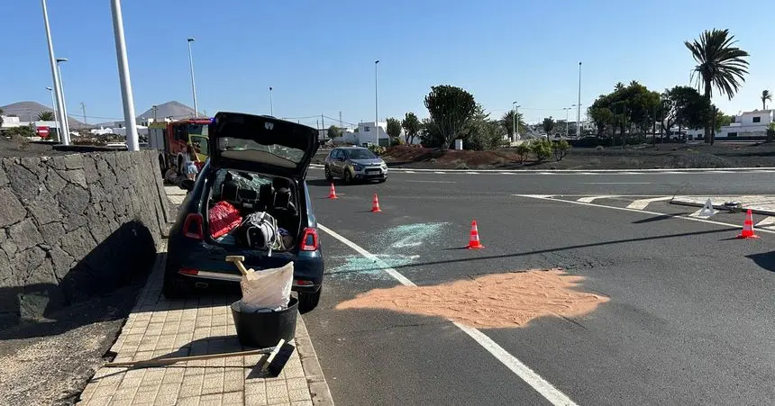 El vehículo accidentado tras la actuación de los bomberos