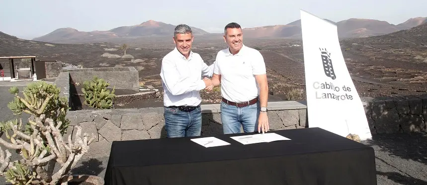 Oswaldo Betancort junto a Narvay Quintero en la firma del acuerdo en  La Geria.