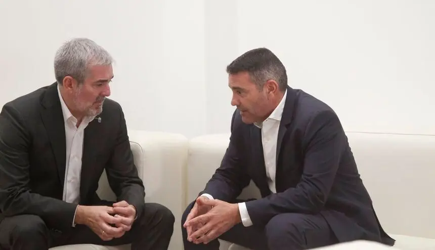 Fernando Clavijo y Oswaldo Betancort en el encuentro mantenido en la isla para abordar la crisis migratoria.