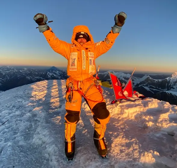 Joel Delgado feliz después de haber hecho cumbre.