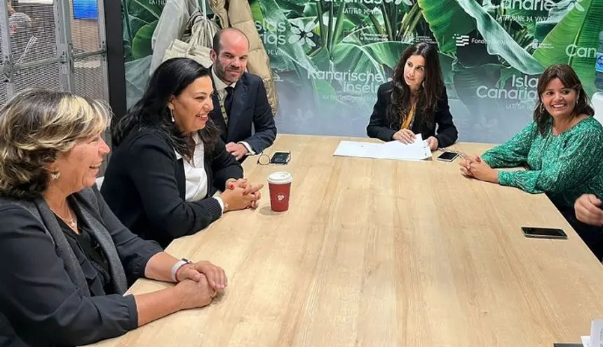 Rita Hernánez junto a otros representantes insulares en la World Travel Market.