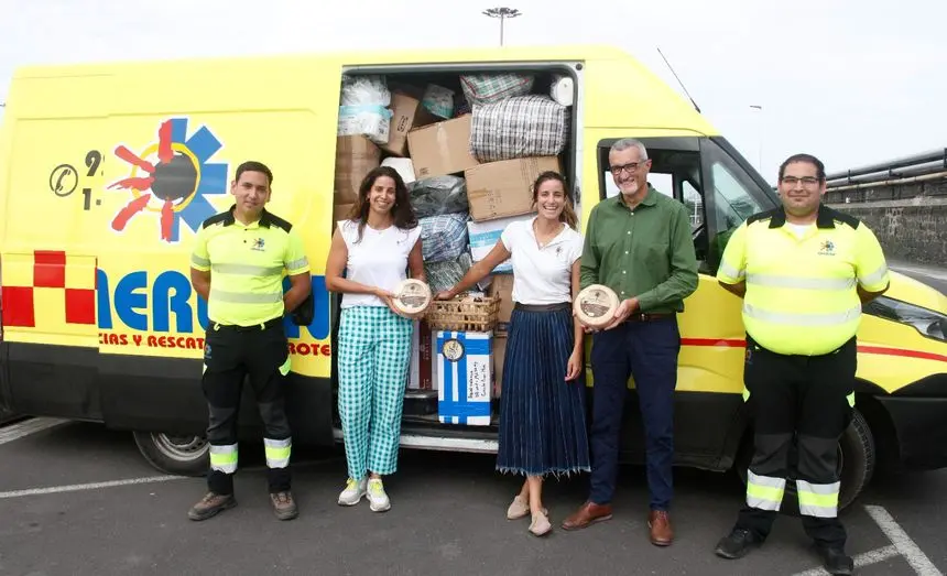 El consejero de Bienestar Social este viernes con las personas que donan los quesos y el personal de Emerlan